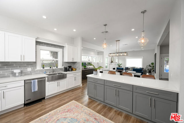 1319 12th Avenue, Los Angeles CA: https://media.crmls.org/mediaz/e7f0af7d-4721-49bd-886d-5f960d4af252.jpg