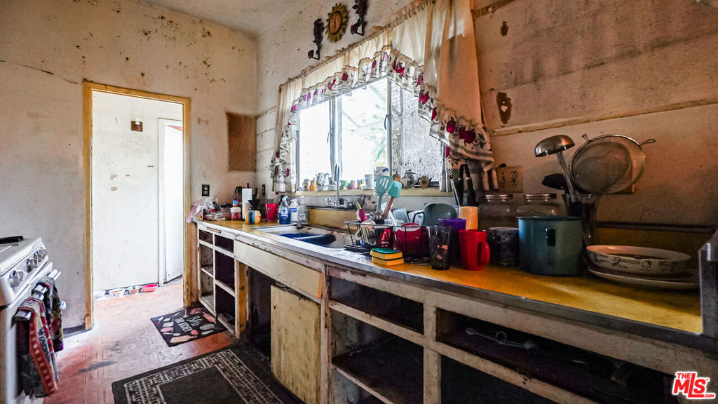 https://media.crmls.org/mediaz/e7f16e52-c283-4d99-b188-2f2e28cb2984.jpg?preset=X-Large