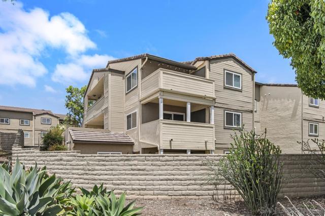 5037 Los Morros Way, Oceanside CA: https://media.crmls.org/mediaz/e7f19e7a-c11d-4094-bc5f-3d9b1f8cf693.jpg
