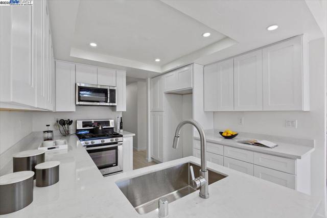 32948 Soquel St, Union City CA: https://media.crmls.org/mediaz/e7f2ce70-bd07-4c5b-ac57-57a9fb7c0666.jpg