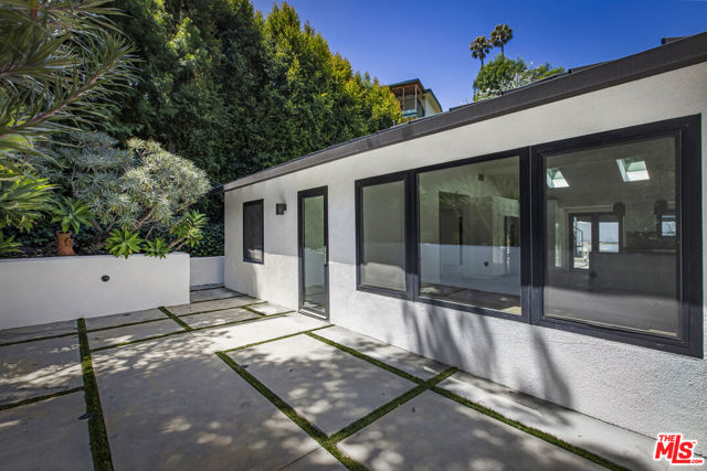 2425 Rinconia Drive, Los Angeles CA: https://media.crmls.org/mediaz/e7f362a3-77bb-406c-a4ca-9fe3b010b23f.jpg