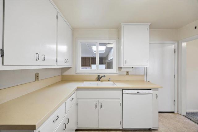 701 Poinsettia Avenue, San Mateo CA: https://media.crmls.org/mediaz/e7f3709a-11ec-41e5-a09a-d7820a7dc61c.jpg