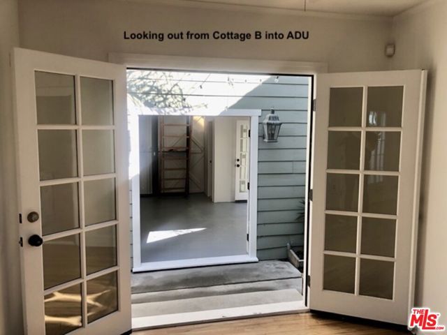 421 Grand Boulevard, Venice CA: https://media.crmls.org/mediaz/e7f3a04e-d79d-4627-99cc-d0c3e9855f67.jpg