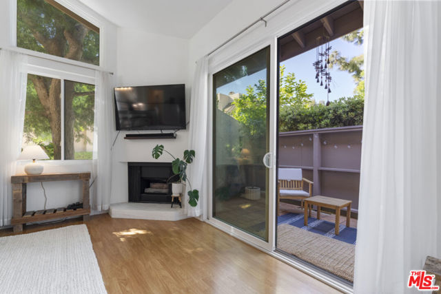 15157 Magnolia Boulevard, F photo 2