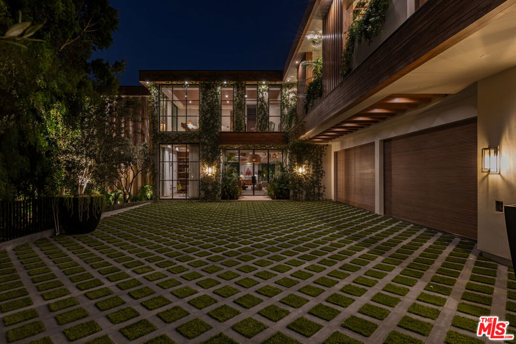 1465 Donhill Drive — Contemporary
