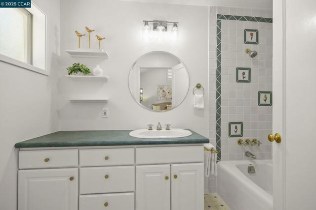 71 Maple Ln, Walnut Creek CA: https://media.crmls.org/mediaz/e7f5c168-6348-43ce-ada9-3d4a51e204bd.jpg