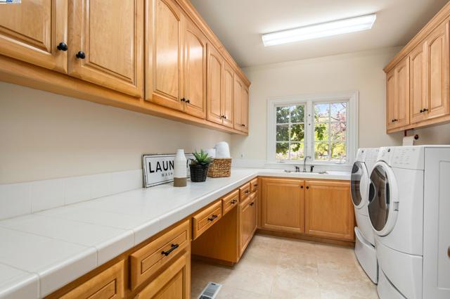 3029 Alburni Ct, Pleasanton CA: https://media.crmls.org/mediaz/e7f6297a-116a-4ebb-af3b-63a4e72ef6b5.jpg