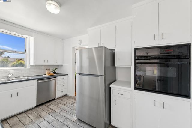 14886 Wake Ave, San Leandro CA: https://media.crmls.org/mediaz/e7f682e9-8054-4bf7-85f7-798ca1181706.jpg