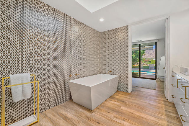 12 Sussex Court, Rancho Mirage CA: https://media.crmls.org/mediaz/e7f7be65-8b1a-461c-a06c-083b51ba86d9.jpg