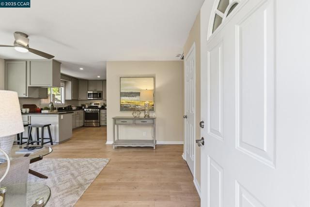 198 Pulido Rd, Danville CA: https://media.crmls.org/mediaz/e7f7d834-f0ba-4481-b7c3-9b2de1e32b99.jpg