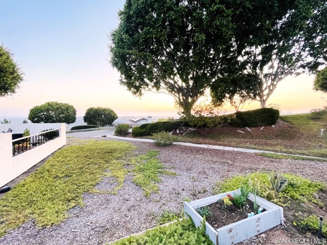11512 Faisan WAY, San Diego CA: https://media.crmls.org/mediaz/e7f7dd92-87ee-4edc-a6dc-a4ed4192ff20.jpg