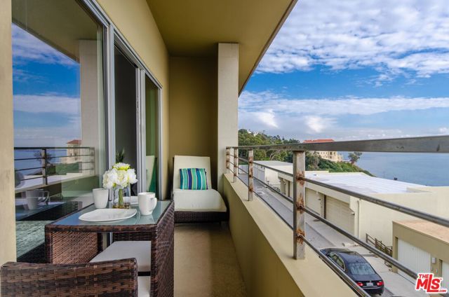 18065 Coastline Drive, Malibu CA: https://media.crmls.org/mediaz/e7f7dfd0-ae21-40d6-bc11-85f1465b09d2.jpg