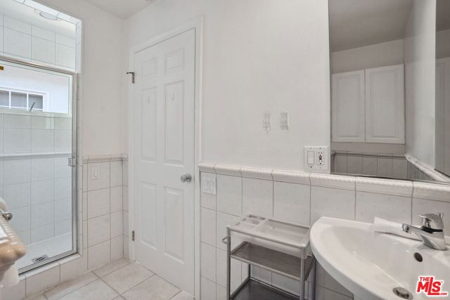 314 22nd Street, Santa Monica CA: https://media.crmls.org/mediaz/e7f8a980-f3c8-482f-8d03-a6ed894fce4b.jpg