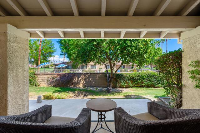 4 Maximo Way, Palm Desert CA: https://media.crmls.org/mediaz/e7f91f1b-4bf9-4a34-bfb0-94c55a7a0209.jpg