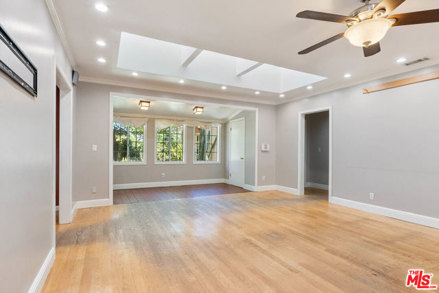 15410 Wyandotte Street photo 5