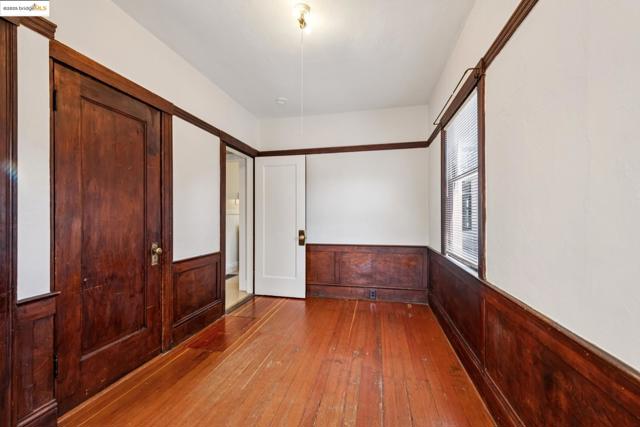 2714 Ave, Berkeley CA: https://media.crmls.org/mediaz/e7f97e98-a4f9-4e12-9ff9-9b04ecd4e268.jpg