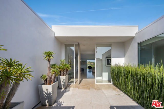 1476 Carla, Beverly Hills CA: https://media.crmls.org/mediaz/e7f9826f-d1ba-4a3e-b447-78b3fa6b0ed8.jpg