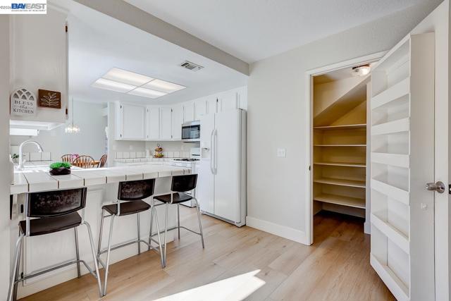 8524 Oak Harbour Ct, Fair Oaks CA: https://media.crmls.org/mediaz/e7fadaf7-373a-4348-b988-1290a1a4a38a.jpg