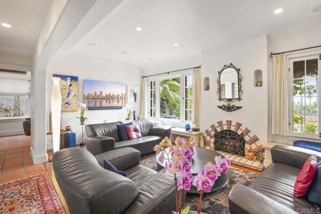 308 Sunset Drive, Encinitas CA: https://media.crmls.org/mediaz/e7fae54b-0183-4e79-ab21-441cbe3e05c5.jpg