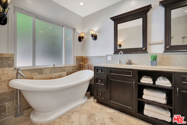 5252 Vanalden Avenue, Tarzana CA: https://media.crmls.org/mediaz/e7fb5b86-99c7-42ff-ad25-f38bd6add9de.jpg