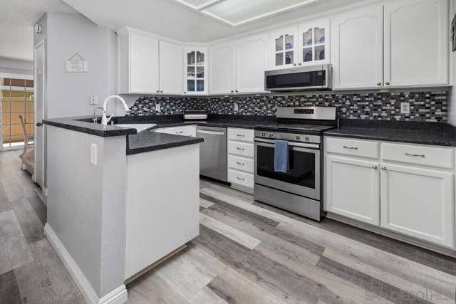 10160 Palm Glen Dr, Santee CA: https://media.crmls.org/mediaz/e7fb670e-757a-4f95-a81e-46827188c476.jpg
