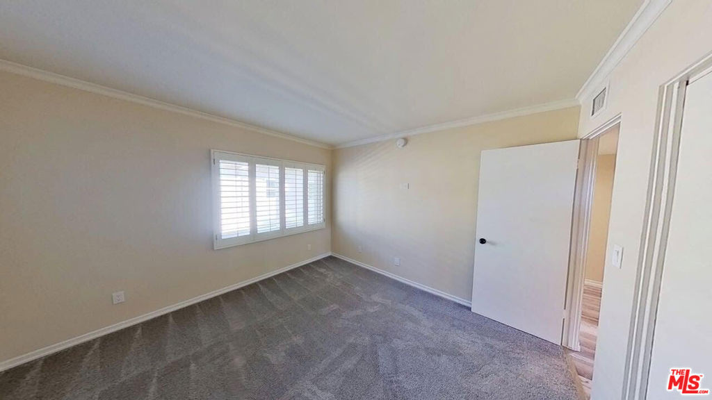 https://media.crmls.org/mediaz/e7fb9301-d255-4d66-be9b-d99b1903c82d.jpg?preset=X-Large