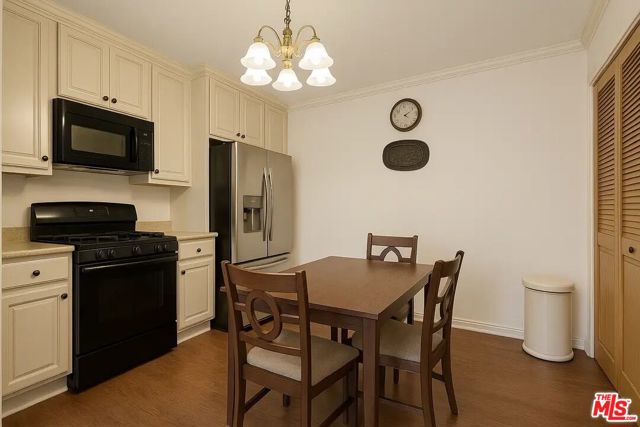 21620 Burbank Boulevard, Woodland Hills CA: https://media.crmls.org/mediaz/e7fbd3c1-c280-44cb-a0ac-cf5358e06512.jpg
