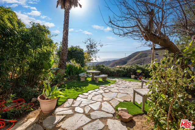 4350 Hillview Drive, Malibu CA: https://media.crmls.org/mediaz/e7fbd8c3-d57e-4b1c-a4e4-3dbe85a02a28.jpg