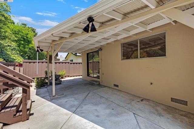 16651 Selby Dr, San Leandro CA: https://media.crmls.org/mediaz/e7fbe10e-2e21-4ed3-bb15-fdf9633d2b5d.jpg
