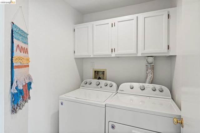 545 Pierce St, Albany CA: https://media.crmls.org/mediaz/e7fec0b3-8a3e-4e85-968b-f2eb5d860a32.jpg