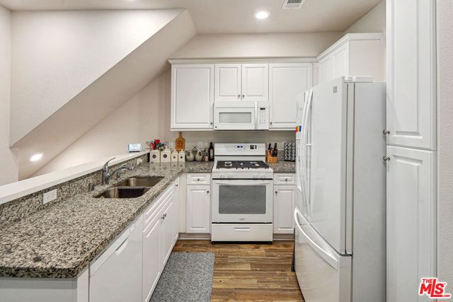 14122 W Willow Lane, Van Nuys CA: https://media.crmls.org/mediaz/e7fed34d-4376-448f-9449-d2ad7222fd24.jpg