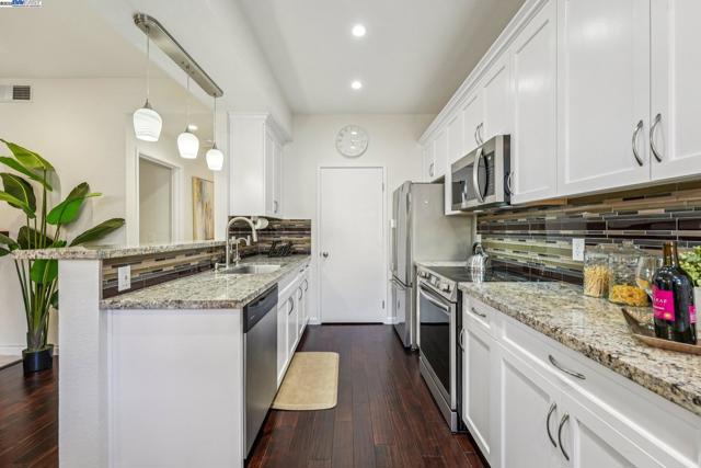 7020 Stagecoach Road, Dublin CA: https://media.crmls.org/mediaz/e7ff909d-45b5-4f37-85b5-7fe65052dca1.jpg