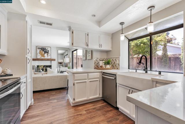 2329 Sweetwater Dr, Martinez CA: https://media.crmls.org/mediaz/e8002abb-7402-4b8d-b45e-4961f9d4f762.jpg