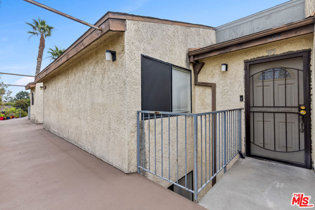 620 W Hyde Park Boulevard, Inglewood CA: https://media.crmls.org/mediaz/e800f57a-84b9-47d3-b4a0-b7ff10a2228f.jpg