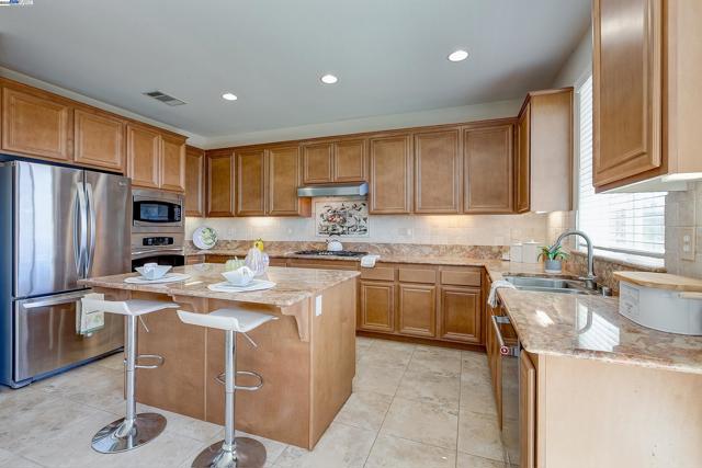 2528 AMANTEA WAY, Dublin CA: https://media.crmls.org/mediaz/e802228c-c698-4d2d-a410-34028c92038d.jpg