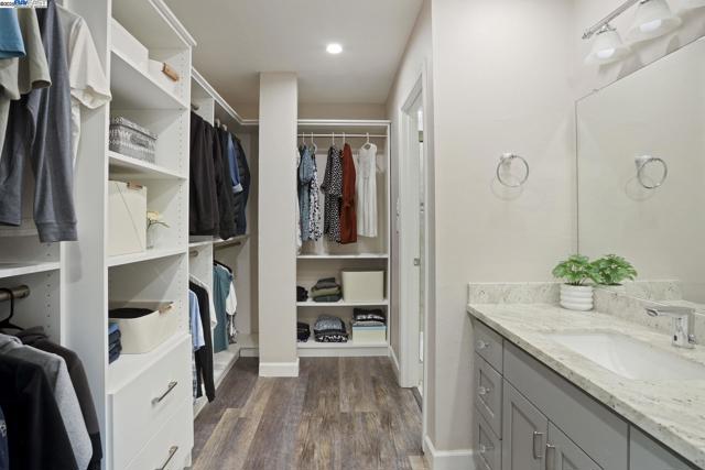 10034 Foxboro Cir, San Ramon CA: https://media.crmls.org/mediaz/e8025d83-784c-4a98-ad37-164f7f4ed249.jpg