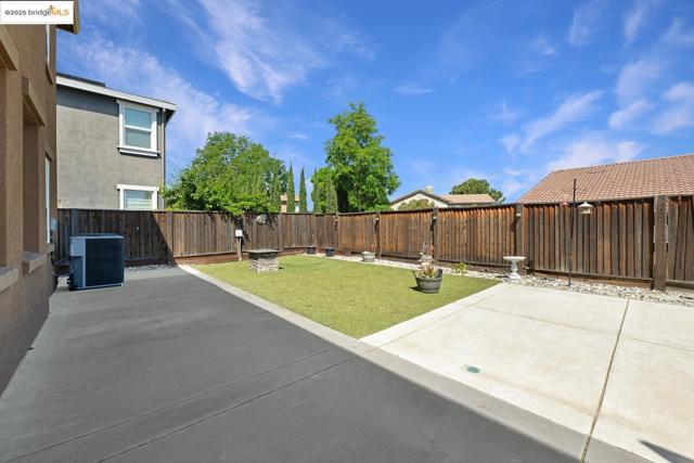 1604 Coventry Dr, Oakley CA: https://media.crmls.org/mediaz/e8039785-a9f9-4114-a0da-5e41cc4214cd.jpg