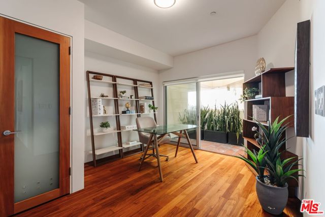 255 Main Street, Venice CA: https://media.crmls.org/mediaz/e803a9ad-b92f-434b-928c-9c95827a1161.jpg