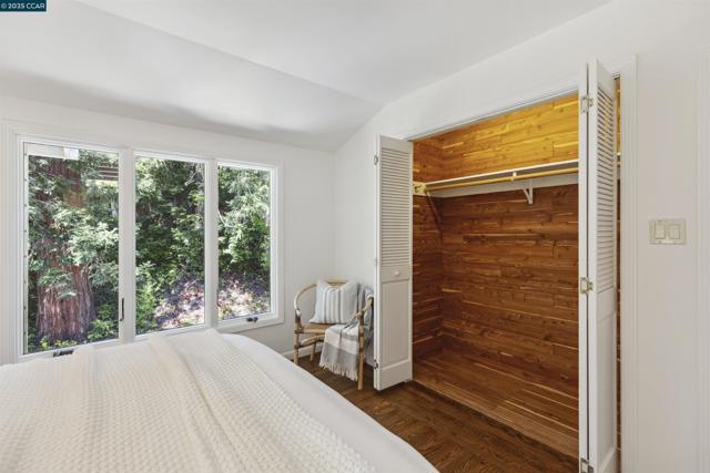 1087 Rahara Dr, Lafayette CA: https://media.crmls.org/mediaz/e803b761-04b9-47ca-a5f6-ee5b25368dd1.jpg