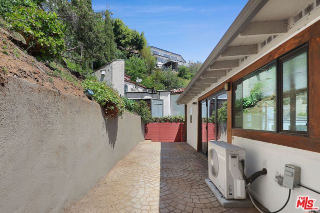 8629 Franklin Avenue, Los Angeles CA: https://media.crmls.org/mediaz/e803feed-5b35-4655-9425-c2fda6681bbf.jpg