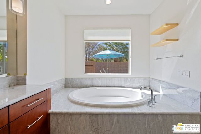 941 Oceo Circle, Palm Springs CA: https://media.crmls.org/mediaz/e8049f72-19e6-4bba-a276-093c1e79d15f.jpg