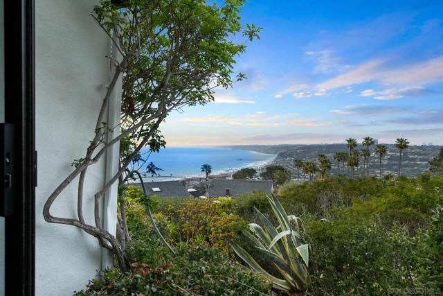 7520 Hillside Dr, La Jolla CA: https://media.crmls.org/mediaz/e805016d-2cd5-462d-9f51-71241e2e7f4e.jpg