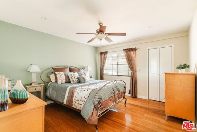 4837 Round Top Drive, Los Angeles CA: https://media.crmls.org/mediaz/e805865f-a9b6-4e18-8a68-71ebf5e5c92a.jpg