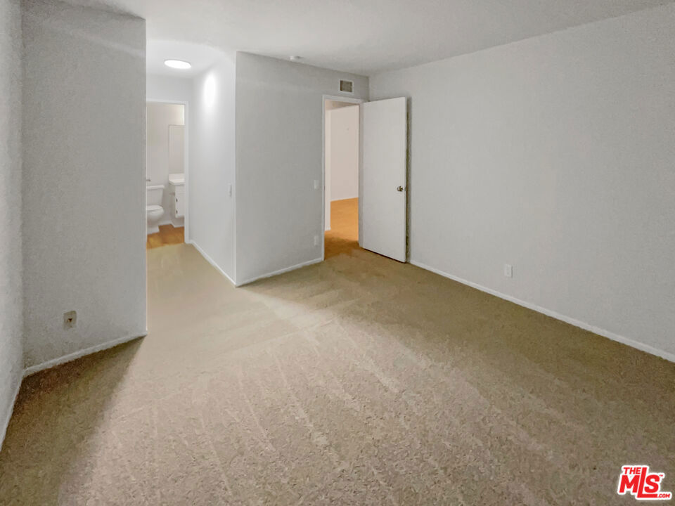 https://media.crmls.org/mediaz/e8063c2e-9251-4cda-9304-708726547520.jpg?preset=X-Large