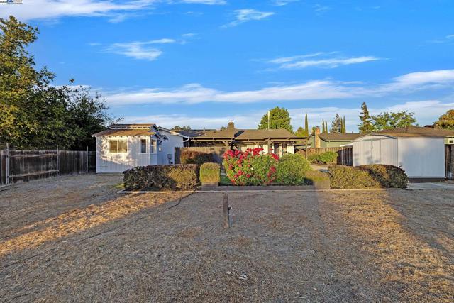 613 Joyce St, Livermore CA: https://media.crmls.org/mediaz/e806bc0f-c990-4853-a1b5-3e479eaf2cd2.jpg