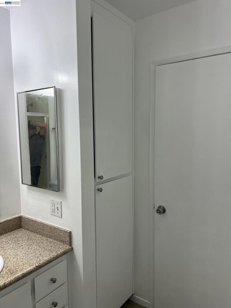 https://media.crmls.org/mediaz/e806cd5f-7952-4669-bb92-950822308ce7.jpg?preset=X-Large