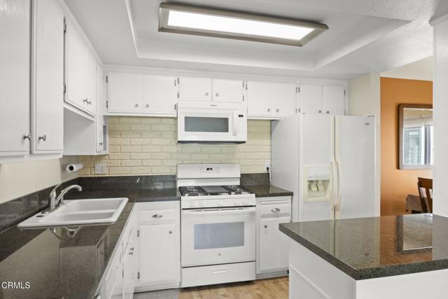 658 Holly Avenue, Oxnard CA: https://media.crmls.org/mediaz/e806d243-b08e-48cb-a579-75a185a85766.jpg