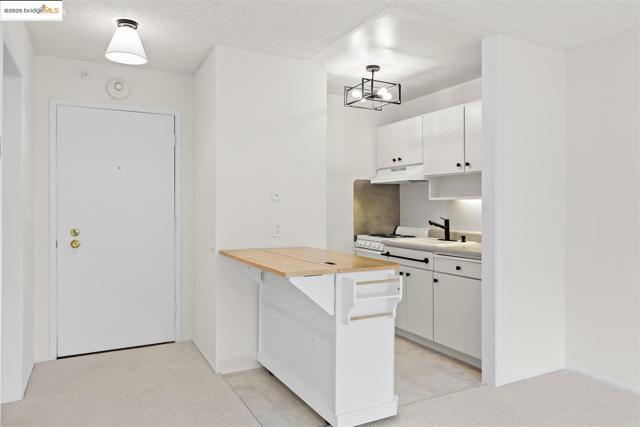 7 Commodore DR, Emeryville CA: https://media.crmls.org/mediaz/e8081048-83c8-4fb3-808a-a560e2183166.jpg