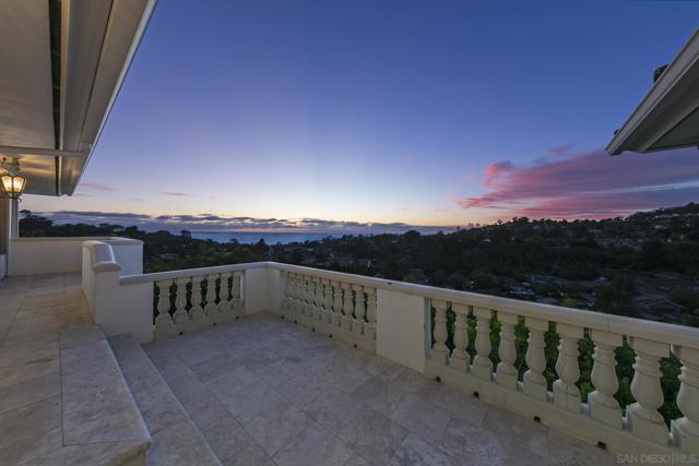 6404 La Jolla Scenic Drive S, La Jolla CA: https://media.crmls.org/mediaz/e808d733-20e2-4dc9-bf94-9748787f82b2.jpg