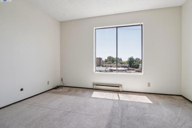 398 Parrott St, San Leandro CA: https://media.crmls.org/mediaz/e809064c-db42-4ebd-8e1a-9bb08b79a852.jpg